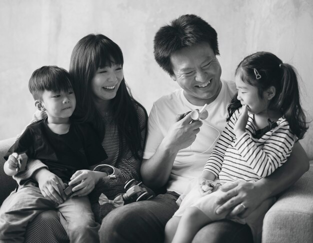 집에서 아시아 가족 행복 공생