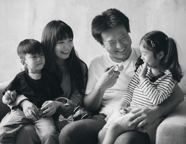 自宅でアジアの家族の幸せの共生