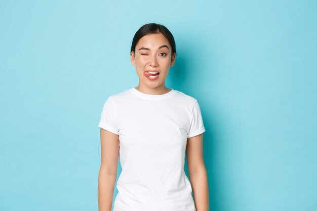 Азиатская женщина в повседневной футболке позирует