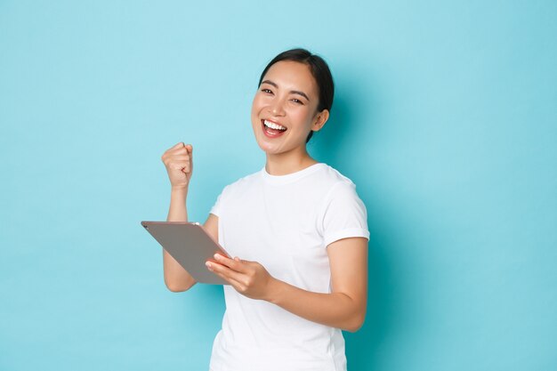 カジュアルなTシャツのポーズでアジアの女性