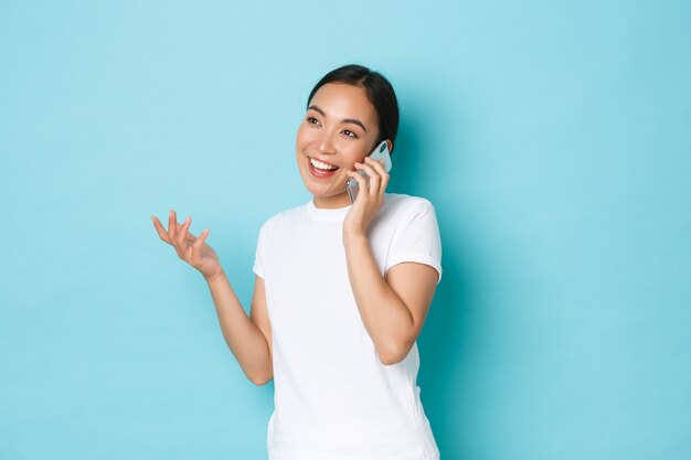 カジュアルなTシャツのポーズでアジアの女性