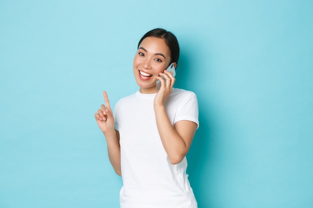 カジュアルなTシャツのポーズでアジアの女性