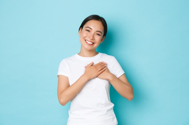 Азиатская женщина в повседневной футболке позирует