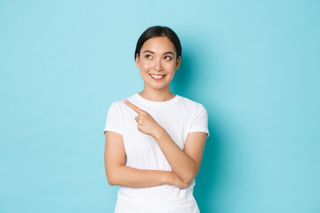 カジュアルなTシャツのポーズでアジアの女性