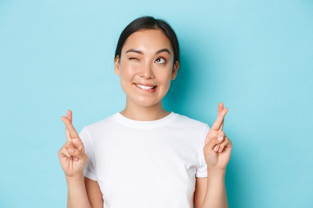 カジュアルなTシャツのポーズでアジアの女性