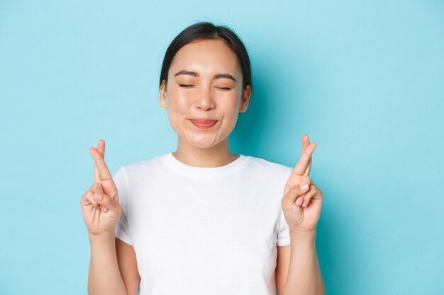 カジュアルなTシャツのポーズでアジアの女性