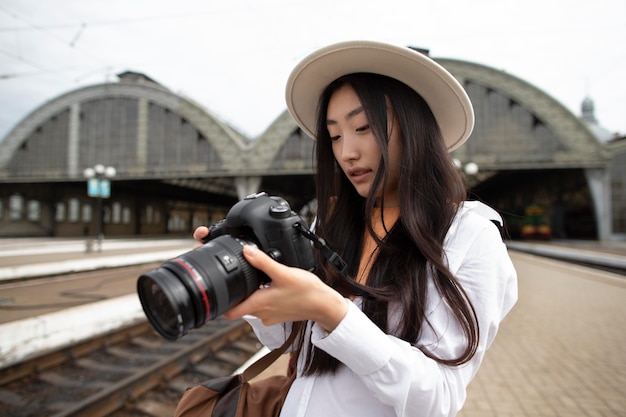 Foto gratuita viaggiatrice locale asiatica con una macchina fotografica