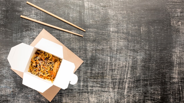 Азиатская еда коробка левый угол копией пространства