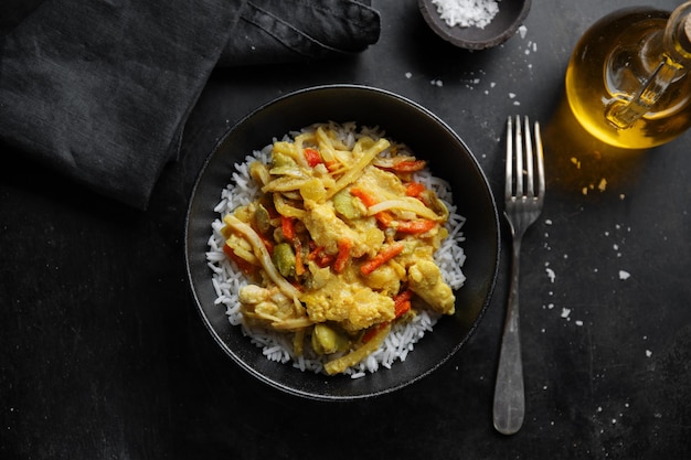 접시에 소스와 쌀로 튀긴 아시아 음식 치킨