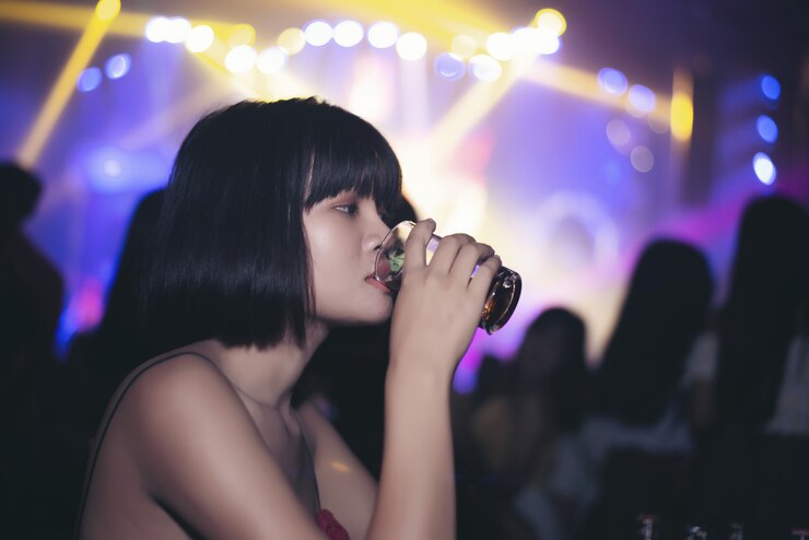 무료 Photo 술집에서 맥주를 마시는 아시아 소녀