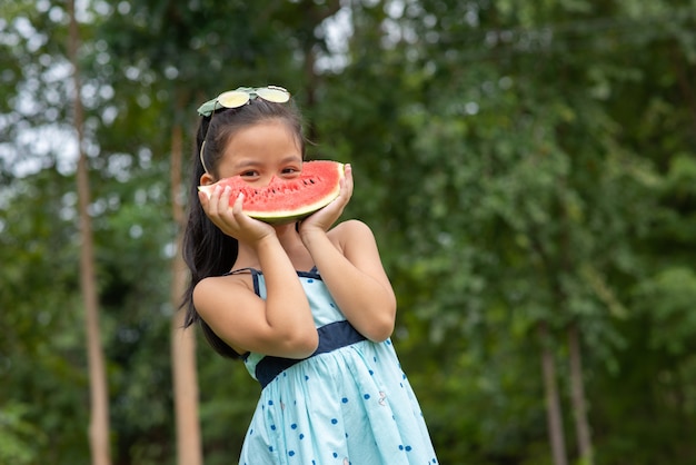 無料写真 アジアの女の子はスイカを保持します