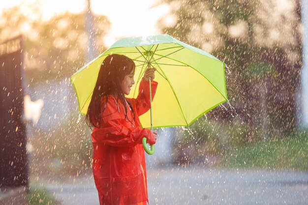 雨の日に窓から見えるヴィンテージな都市の風景 無料の写真 雨の日に窓から見えるヴィンテージな都市の風景 無料の写真