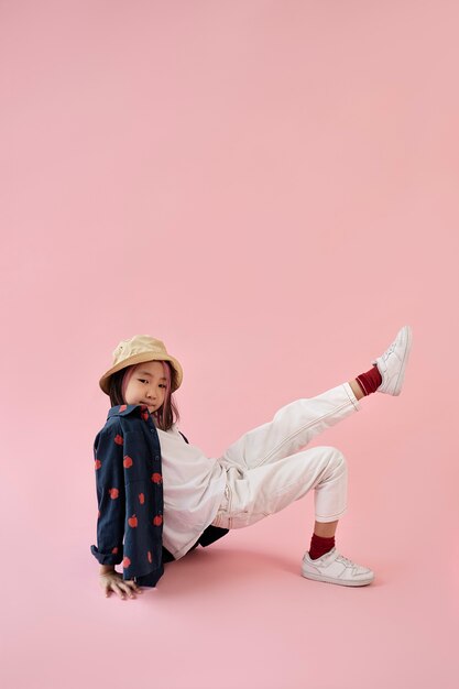 다리를 올리며 포즈를 취하는 아시아 소녀