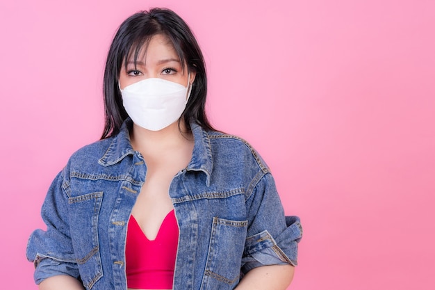 무료 사진 검역 중 보호를 위해 얼굴 보호 마스크를 착용하는 아시아 소녀