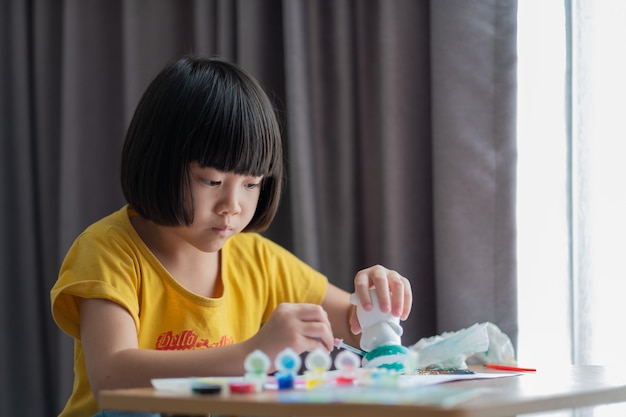 アジア​の​子供​が​紙​に​色​を​塗る​、​教育​の​概念