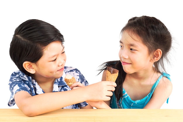 アジアの子供たちはアイスクリームを食べています