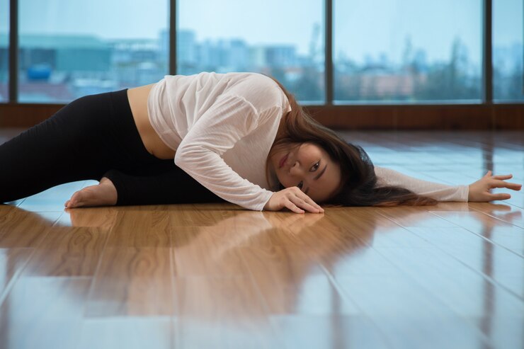 無料Photo 踊りながらカメラを見てアジアの女性