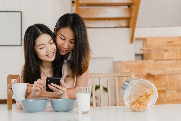 アジアレズビアンlgbtq女性カップル持っている朝食自宅