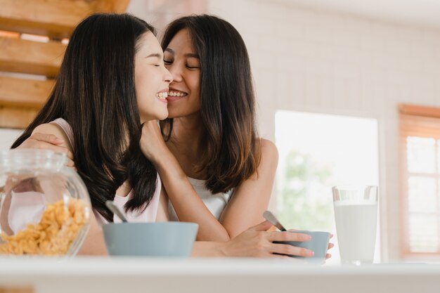 アジアレズビアンlgbtq女性カップル持っている朝食自宅