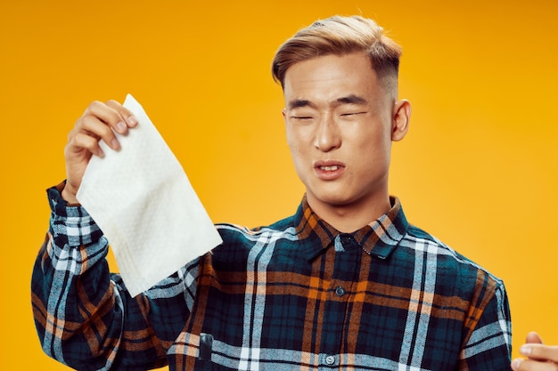 アジア人男性スカーフ健康問題黄色の背景 Premium写真