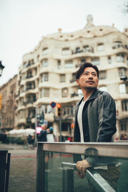 Free photo asian man on holidays in barcelona