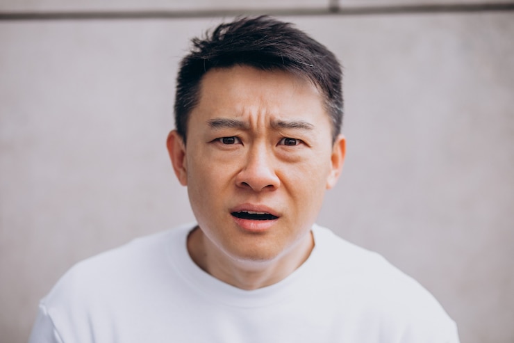 무료 Photo 동양인 남자가 고립되어 감정을 표현하고 있습니다.