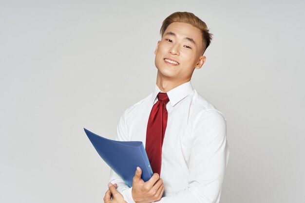 Рубашка азиатского мужчины с документами офис-менеджера галстука