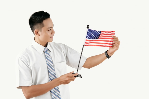 미국 국기와 함께 아시아 남자