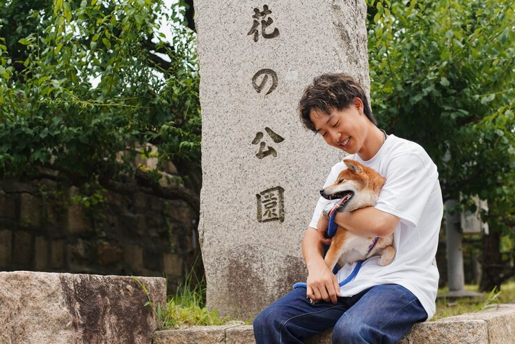 無料Photo 屋外で柴犬と暮らすアジア人男性