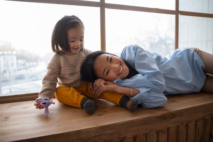 무료 Photo 집에서 함께 시간을 보내는 아시아 어머니와 딸