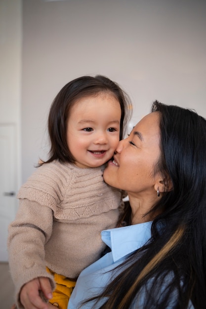Foto gratuita madre e figlia asiatiche trascorrono del tempo insieme a casa