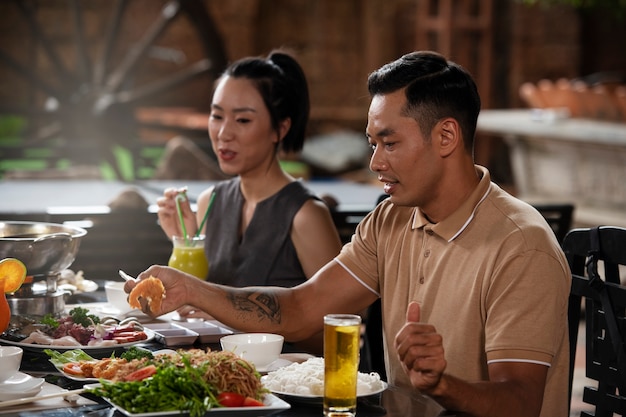 Foto gratuita gente asiatica che ha una cena