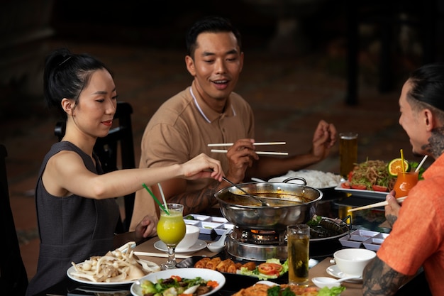 Foto gratuita gente asiatica che ha una cena