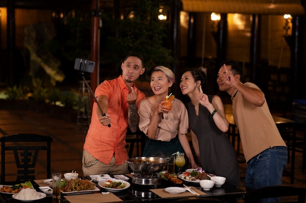 ディナーパーティーをしているアジアの人々