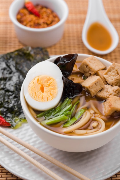 Бесплатное фото Азиатский суп с лапшой рамэн высокий вид
