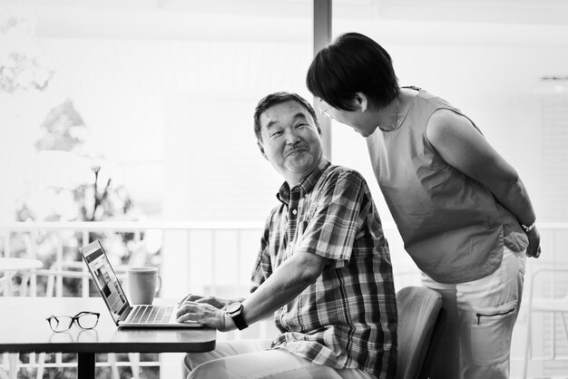 自宅でアジアの年配のカップル