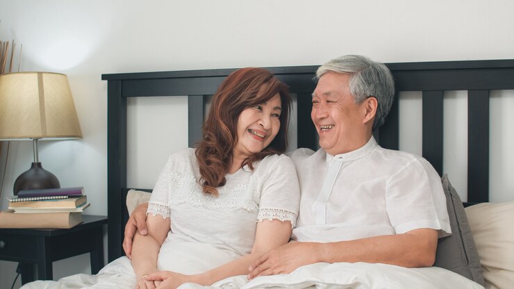 無料Photo 自宅のベッドで話しているアジアシニアカップル。アジアのシニア中国人の祖父母、夫と妻の幸せは、朝のコンセプトで自宅の寝室のベッドに横たわっている間目を覚ます後一緒にリラックスします。