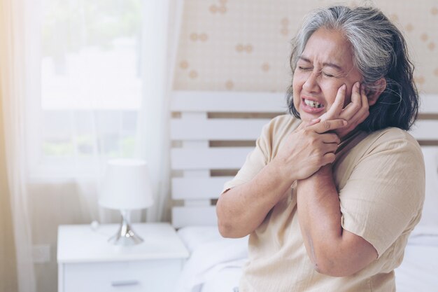 아시아 고위 여자 환자 치통 상처-노인 환자 의료 및 건강 관리 개념