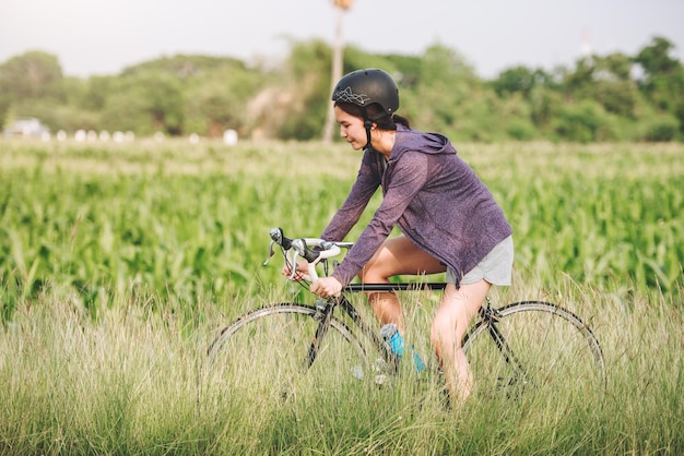 아시아 스포츠 젊은 여성은 freetimeEco 교통 개념에서 야외에서 운동과 레크리에이션을 위해 자전거를 탄다