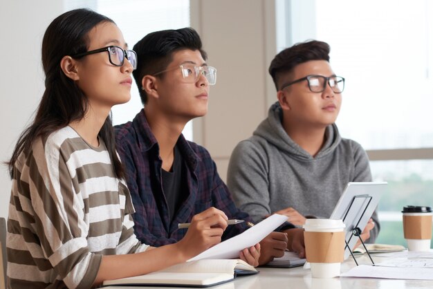 教室でのアジアの学生