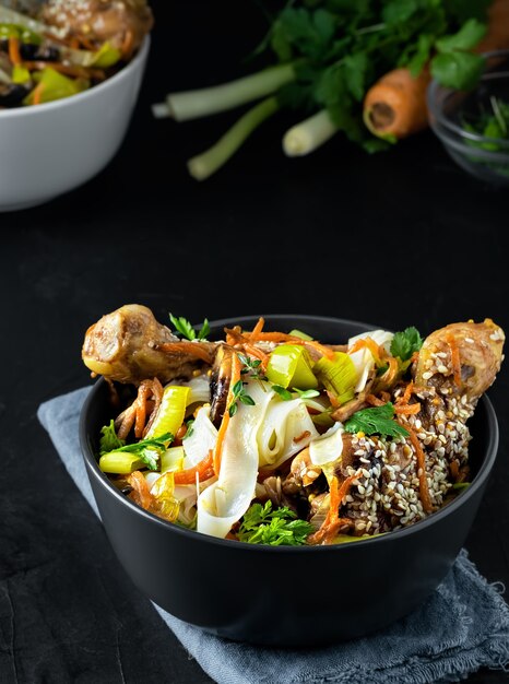데리야끼 소스, 야채, 향신료 및 마이크로 그린에 닭고기를 넣은 국수를 사용한 아시아 스타일 점심