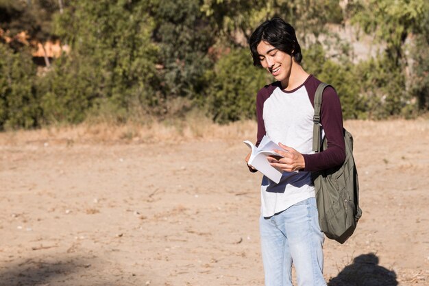 Adolescente asiatico sfogliando il libro