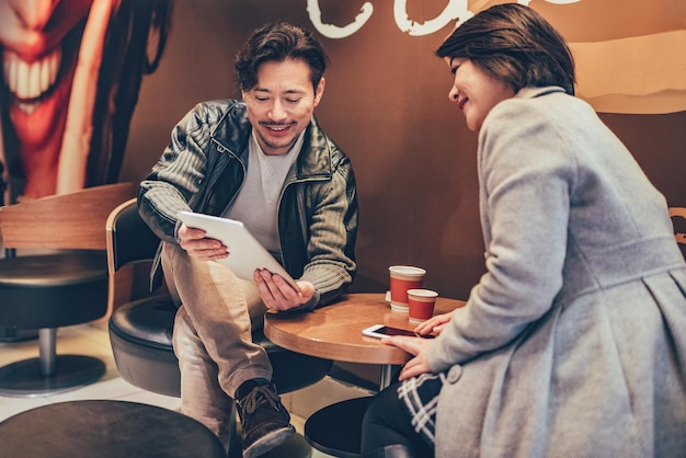 Free photo asian tourist couple on a tablet