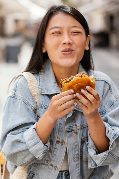 길거리 음식 구입 후 행복 한 아시아 여자