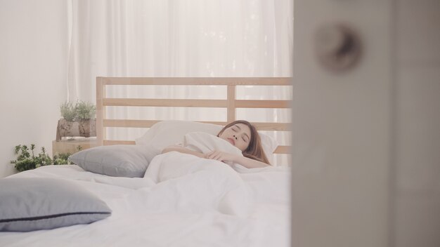 Азиатская женщина мечтает во время сна на кровати в спальне