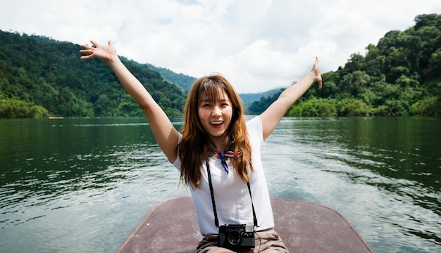 야외 여행을 즐기는 아시아 여성
