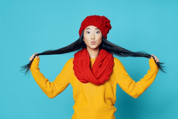 髪​の​冬服​ファッション​スタジオ​を​保持している​アジア​の​女性
