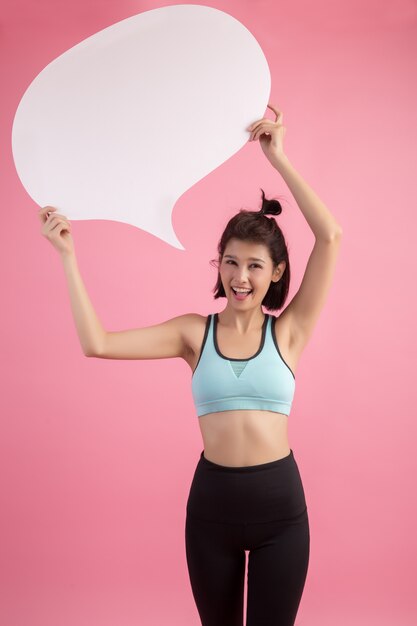 아시아 여자 잡고 분홍색에 텍스트에 대 한 빈 공간을 가진 연설 거품을 찾고