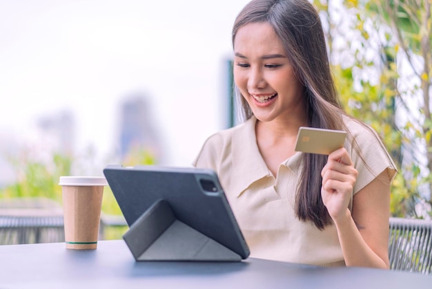 Азиатская женщина покупает онлайн и платит кредитной картой