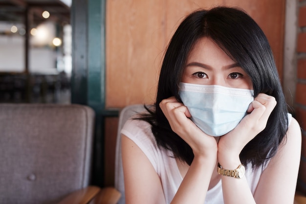 アジアの女性は、covid-19と感染コロナウイルスまたは大気汚染の午後2.5を防ぐマスクを着用しています。タイでのウイルスの発生
